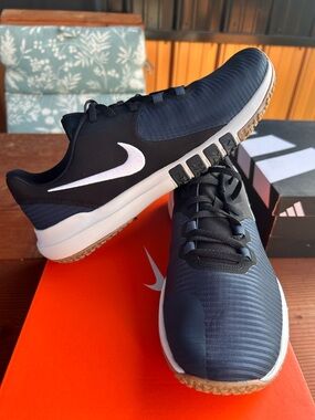Nike Men’s Navy and Black Training Sneakers with White Swoosh